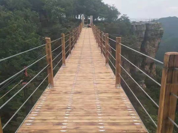 木質(zhì)吊橋